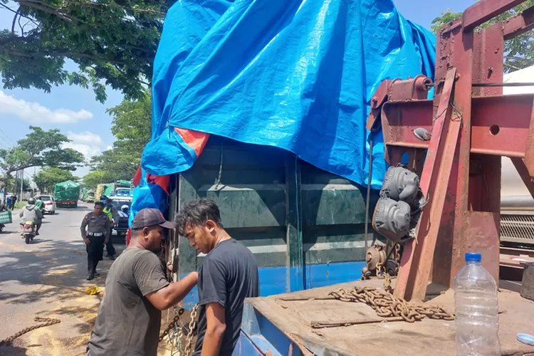 Imbas Kecelakaan Truk Tangki Pertamina Dan Truk Muat Beras Adu Banteng ...