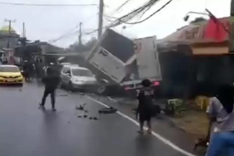 Breaking News! Kecelakaan Beruntun Terjadi Di Jalur Puncak Bogor ...