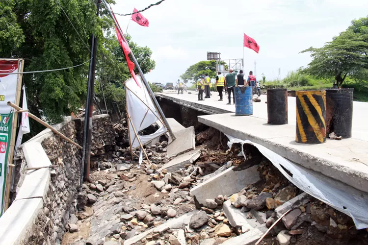 Dihantam Banjir, Jalan Purwodadi-Semarang Di Gubug Grobogan Amblas ...