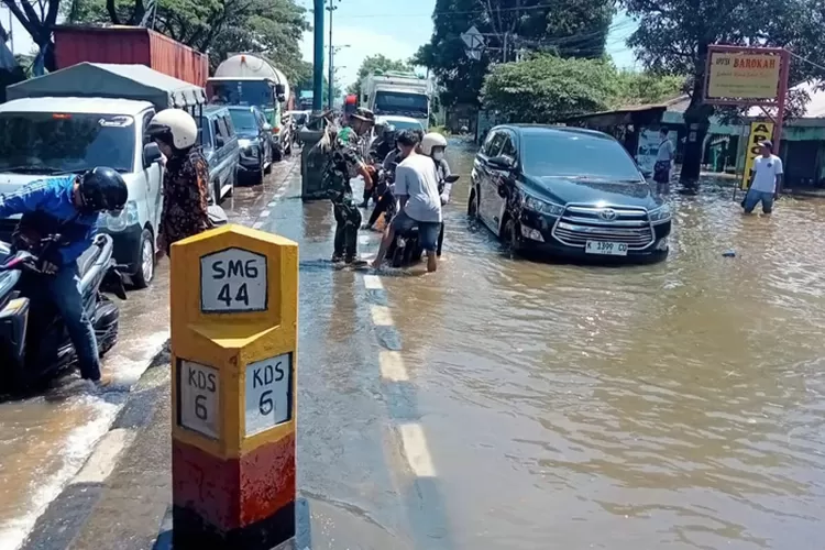 Jalur Pantura Karanganyar Terendam Banjir, Arus Lalu Lintas Kudus-Demak ...