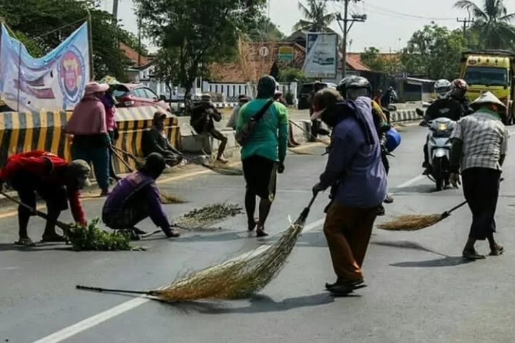 Tradisi Penyapu Koin Di Jembatan Sewo Indramayu, Netizen Kaitkan Dengan ...