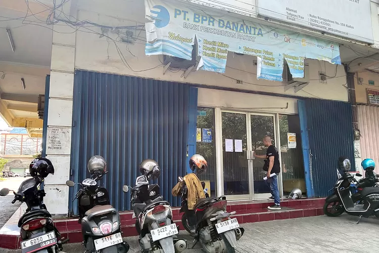 OJK Cabut Izin Usaha Dua BPR Di Kudus Bangkrut, Nasabah Kalangkabut ...