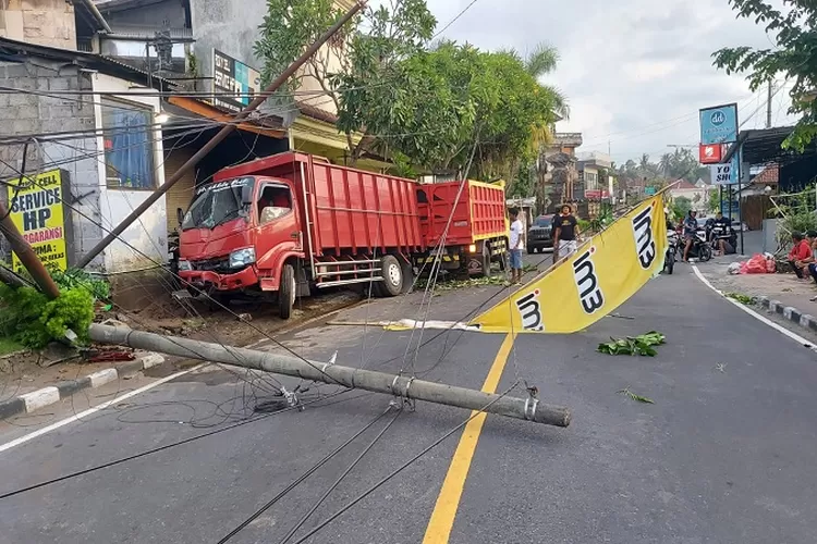 Sopir Ngantuk Truk Pengangkut Pasir Tabrak Tiang Hingga Roboh Dua Karyawan Nyaris Ikut