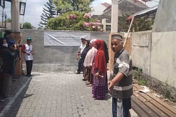 Akses Jalan Ditutup Tembok Oleh Penghuni Perumahan Srondol Bumi Indah