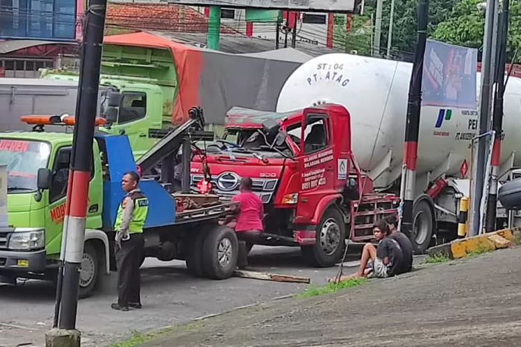 Truk Tangki LPG Pertamina Kecelakaan Di Perempatan Assalamah Ungaran ...