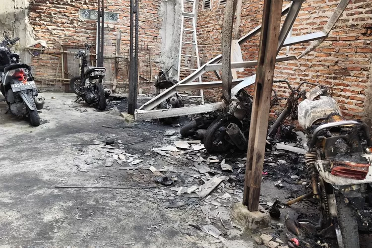Garasi Rumah Kos di Semarang Terbakar, 10 Motor Ikut Hangus, Begini Kata Saksi Mata - Radar Semarang - RADAR SEMARANG