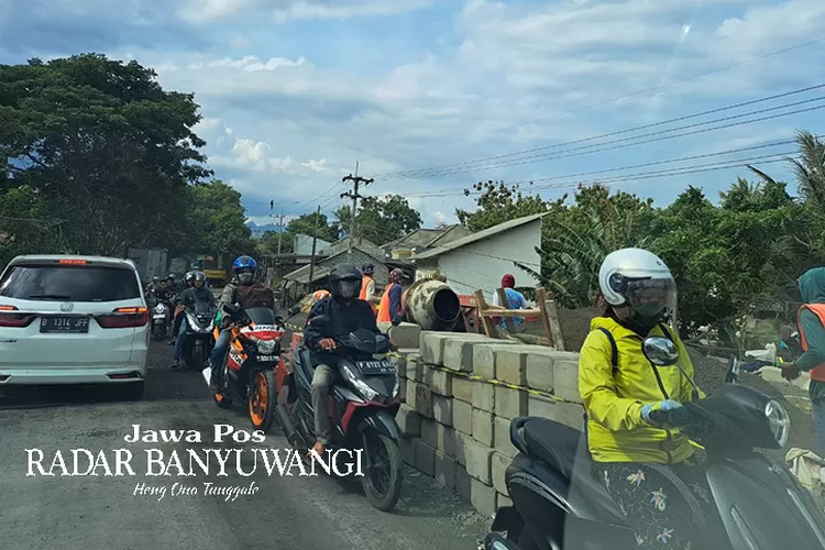 Pembangunan Jembatan Di Wongsorejo Dijaga Polisi Jalur Pantura Banyuwangi Situbondo Tetap Macet