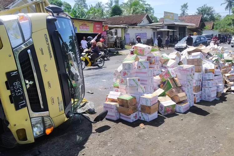 Pecah Ban, Truk Muatan Minuman Terguling, HIlang Kendali Pikap Muatan ...