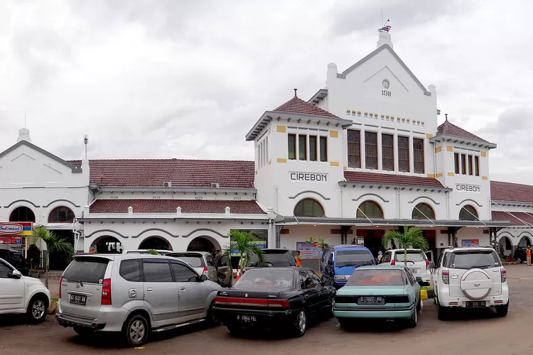 Stasiun Kereta Api Di Kota Cirebon, Jawa Barat Ulang Tahun Ke-112 ...