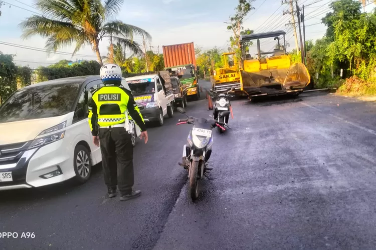 Imbas Pelebaran Jalan Jalur Pantura Situbondo Banyuwangi Di Macet Parah Kendaraan Antri Jam