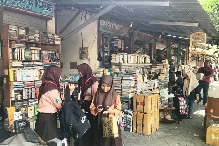 Dilema Era Digital Bagi Pedagang Buku Di Kampung Ilmu Jalan Semarang ...