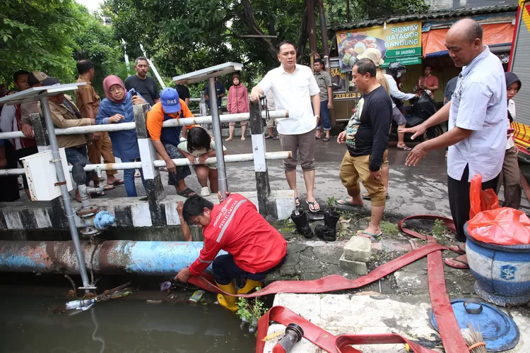 Wali Kota Eri Cahyadi Keliling Pantau Kawasan Terdampak Banjir Di Surabaya Begini Temuannya