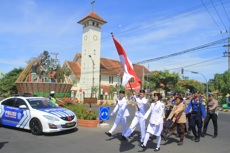 Pengguna Jalan Mengheningkan Cipta Serentak Di Kota Madiun, Khidmat ...