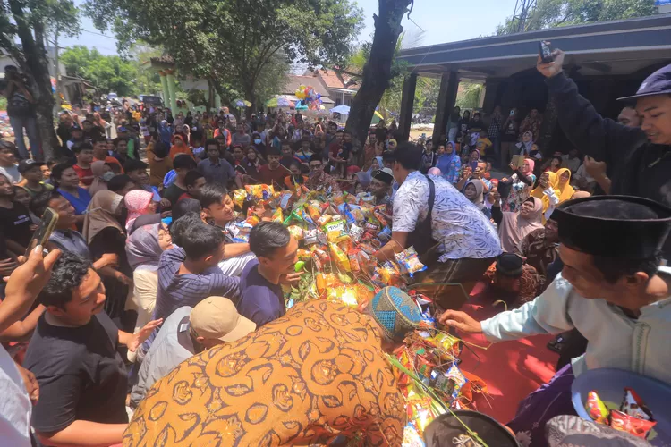 Tradisi Sebar Uang Koin Dan Gunungan Jajan Saat Maulid Nabi Muhammad Saw Tak Lekang Oleh Zaman