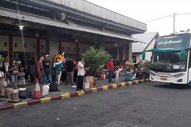 Arus Balik Lebaran, Penumpang Bus Padati Terminal Kertonegoro ...