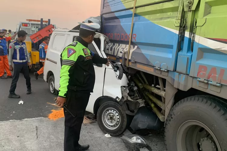 Tabrak Truk Tronton Di Tol Ngawi-Kertosono, Sopir Mobil Ekspedisi Tewas ...