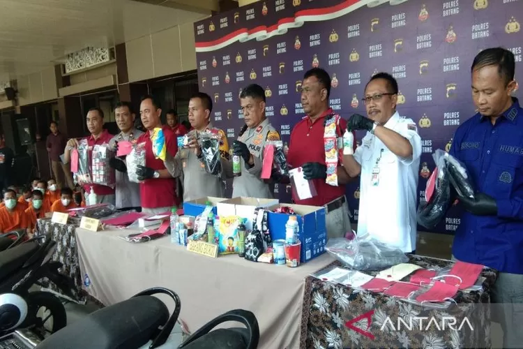 Polisi Di Jawa Tengah Tangkap Tiga Pengedar Makananan Kedaluwarsa ...