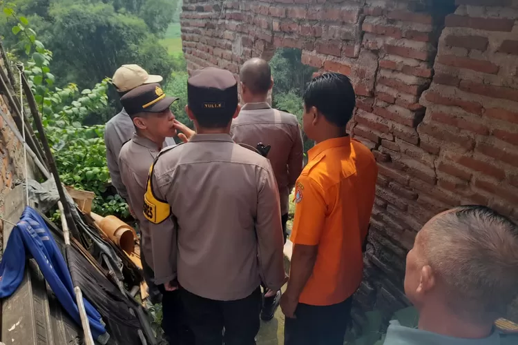 Rumah Terancam Longsor, Polisi Minta Warga Siap-Siap Mengungsi - Radar ...