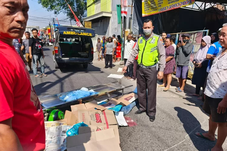 Gagal Menyalip, Driver Ojol Tewas Terlindas Truk Di Sepanjang Taman ...