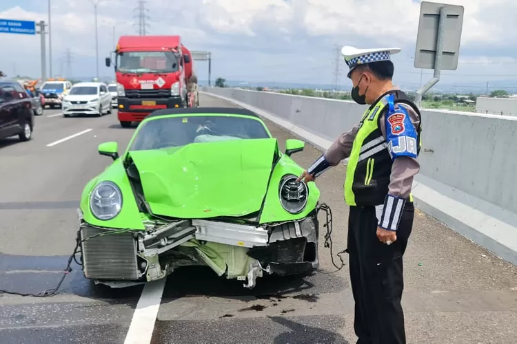 Ngebut Kecepatan 130 Km/Jam, Porsche Tabrak Grand Livina Hingga Ringsek ...