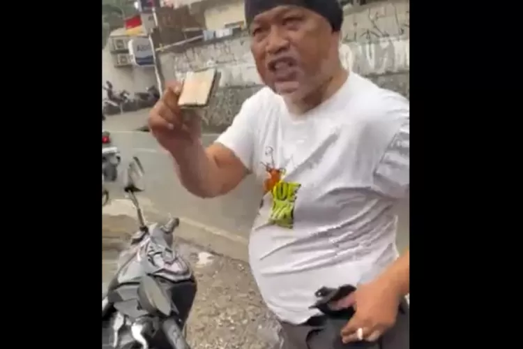 Viral Pria Ngaku Polisi Saat Ditegur Merokok Sambil Berkendara ...