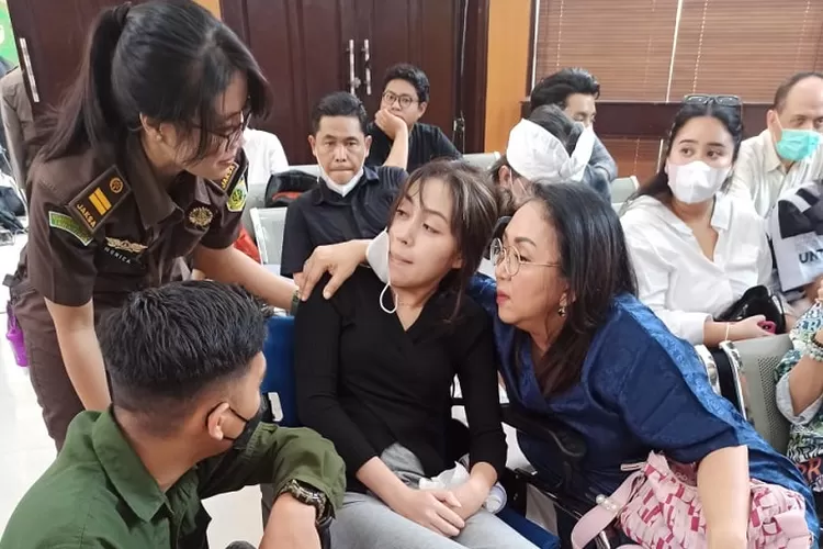 Amanda Hadir Di PN Jaksel Menggunakan Kursi Roda Untuk Jadi Saksi Kasus ...