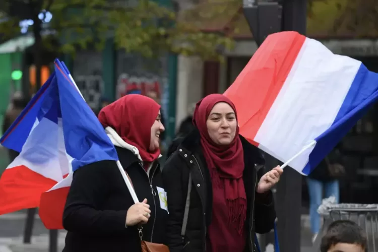 Setelah Jibab, Kini Prancis Larang Siswi Muslim Pakai Abaya Di Sekolah ...