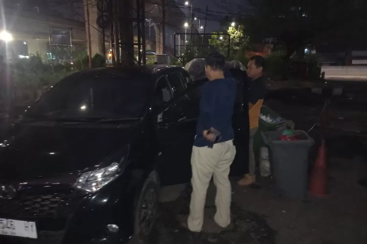 Geger Penemuan Jasad Pria Dalam Mobil Di Spbg Mampang Kondisinya Mulai Membusuk Dan Keluarkan 9278