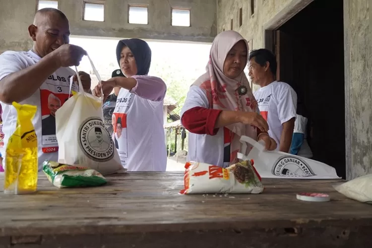 Sosialisasi Ganjar-Mahfud, Relawan SDG Jateng Gelar Bazar Murah Sembako ...