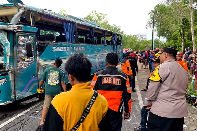 Kecelakaan Tunggal Bus Di Bukit Bego Bantul, 1 Orang Meninggal Dunia ...