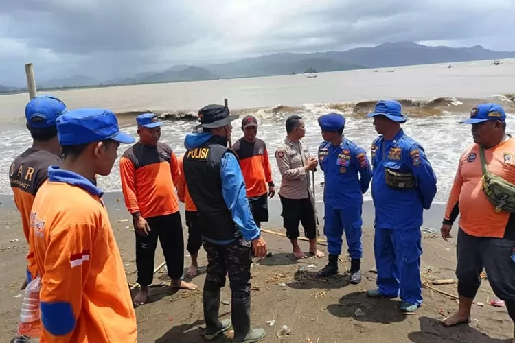 Terhempas Ombak Dua Nelayan Tercebur Ke Laut Selatan Satu Selamat Dan Lainnya Hilang Indozone