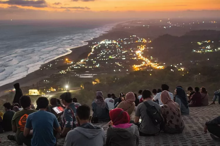 Wisata Bukit Paralayang Watugupit Jogja, Menikmati Sunset Ajaib Dan ...