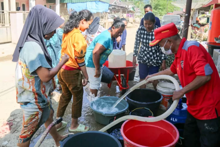 Kemensos Penuhi Kebutuhan Air Bersih Dan Pangan Korban Banjir Longsor Pesisir Selatan