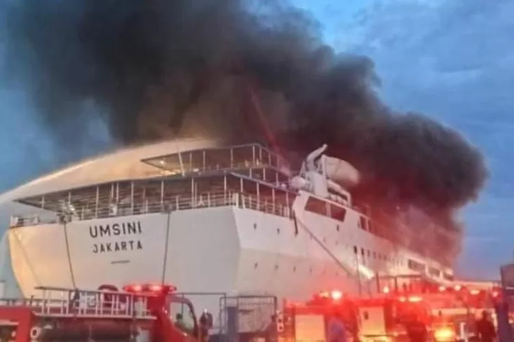 Kapal Pelni KM Umsini Terbakar Di Pelabuhan Soekarno Hatta Makassar ...