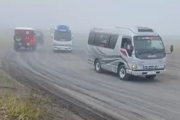 Viral Video Rombongan Elf Masuk Lautan Pasir Bromo, Rombongan SMA di Tangerang  Selatan - Info Mase