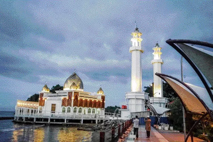 Wisata Religi, Masjid Terapung Samudera Ilahi Pantai Carocok Painan ...