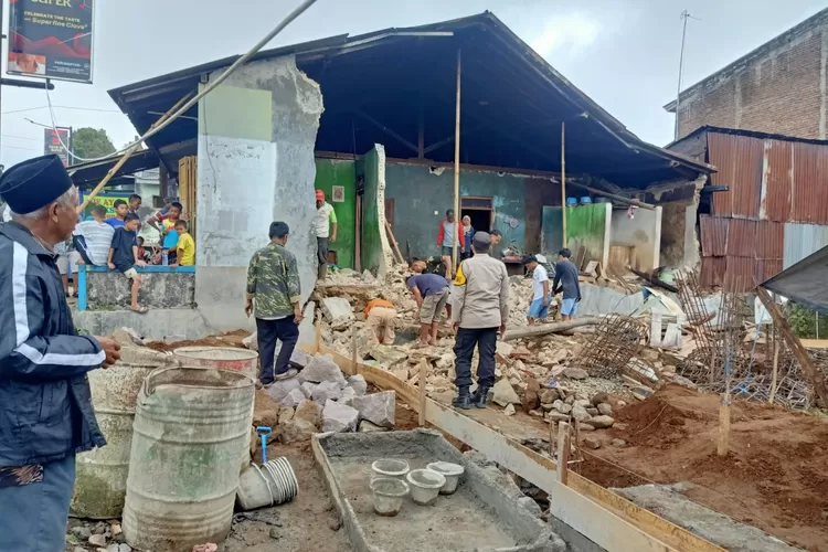 Gali Pondasi Tiga Pekerja Bangunan Di Bojong Tertimpa Tembok Rumah Warga Pantura Post