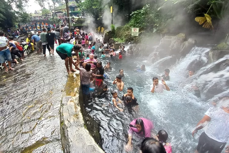 H+1 Lebaran, Ribuan Pengunjung Padati Objek Wisata Guci Kabupaten Tegal ...