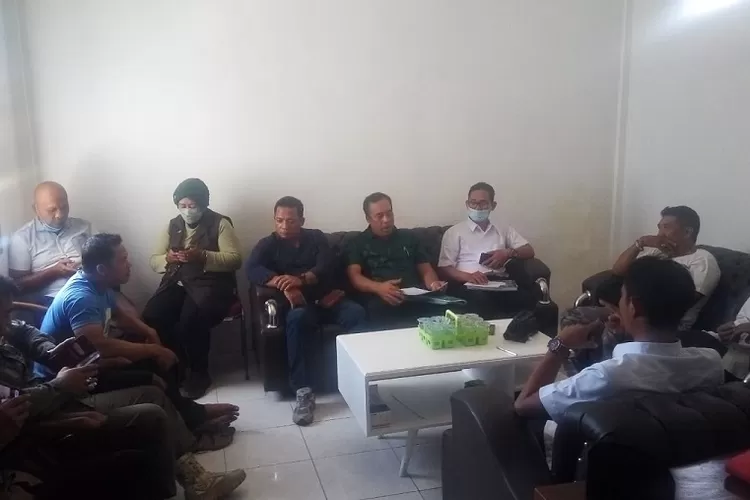 Protes Pabrik Limbah B3 Di Pengambengan, Warga Datangi Kantor Desa ...