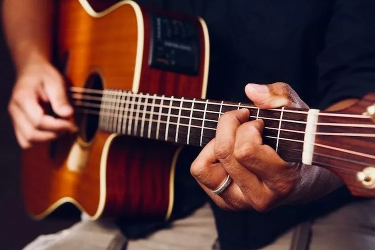 Kunci Gitar Lagu Asyik Buat Tongkrongan yang Wajib Kalian Coba