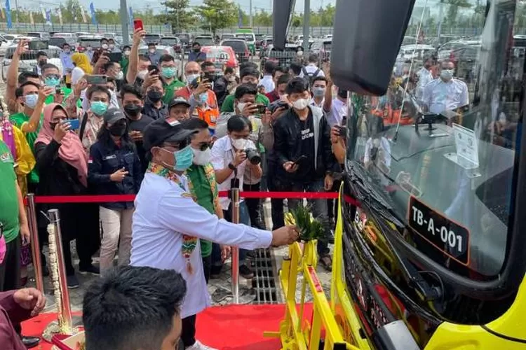 Bus Trans Banjarbakula Mulai Beroperasi - Prokal