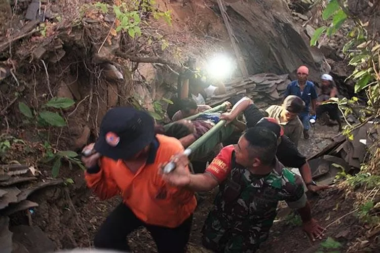 Begini Jalannya Evakuasi Korban Selamat Tragedi Tambang Batu Longsor ...