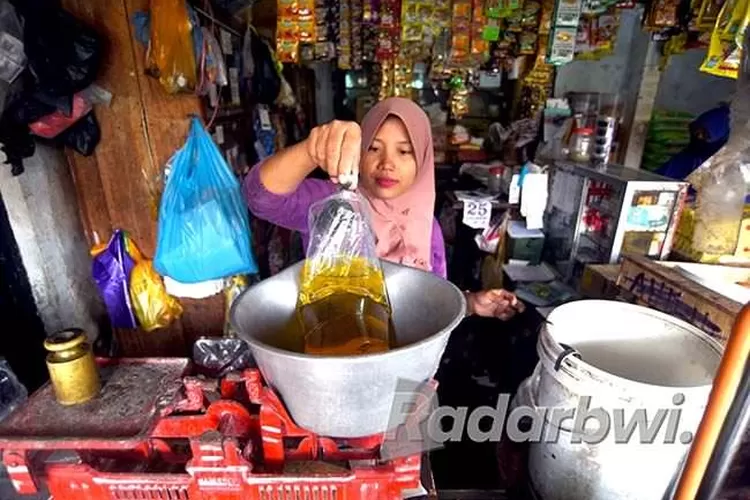 Mulai 1 Januari 2022, Minyak Goreng Curah Dilarang Beredar Di Pasaran ...