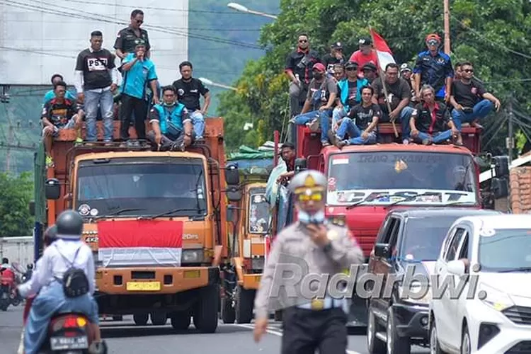 Truk Logistik Blokade Jalan, Pelabuhan Ketapang Lumpuh - Radar Banyuwangi