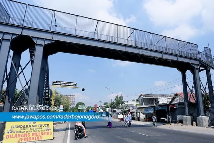 Jembatan Penyeberangan Orang Nyaris Tak Berfungsi - Radar Bojonegoro