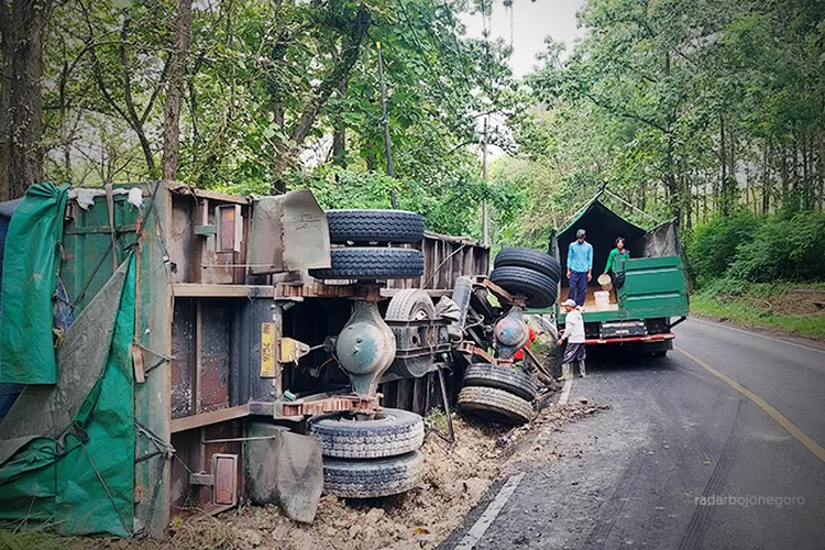 Butuh Penerangan, Truk Muat Jagung 20 Ton Terguling Di Hutan - Radar ...