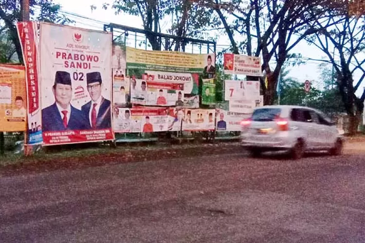 Perang Baliho Di Jalan Raya - Radar Cianjur