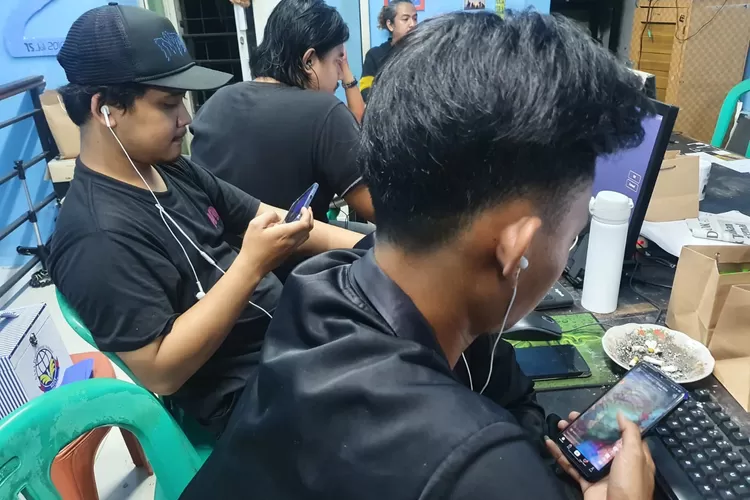 Ilustrasi sejumlah pemuda yang memainkan gadget dengan waktu yang berlebihan.  (Radar Depok)
