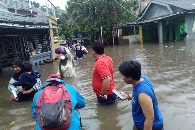 BANJIR : Akibat Hujan Deras Jalan Karya Bhakti, Gang Anggrek RT2/5, Kelurahan Tanah Baru, Kecamatan Beji, Kota Depok, Sabtu (15/10) Sore. ANDIKA EKA/RADAR DEPOK