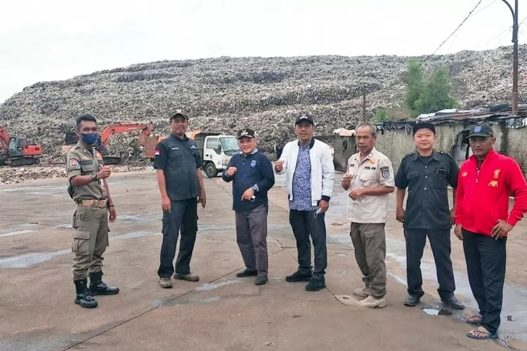 MONITORING : Kecamatan Cipayung bersama stakeholder meninjau Tempat Pembuangan akhir (TPA) Cipayung, Longsor yang menyebabkan banjir dan genangan di sekitar lokasi TPA. ANDIKA EKA/RADAR DEPOK